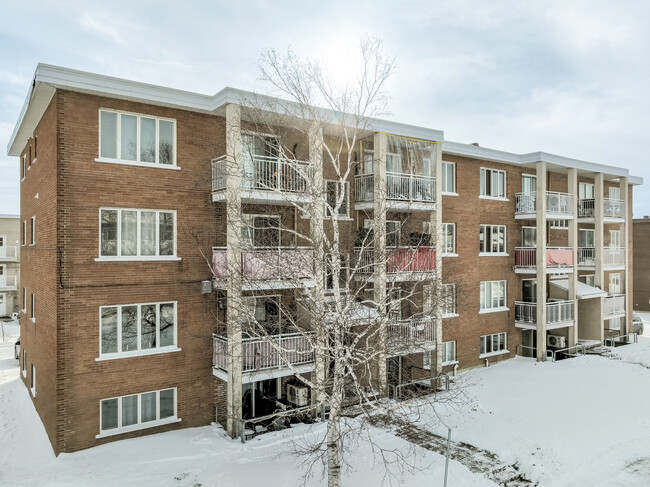 3542 Du Long-Sault Rue in Québec, QC - Building Photo - Building Photo