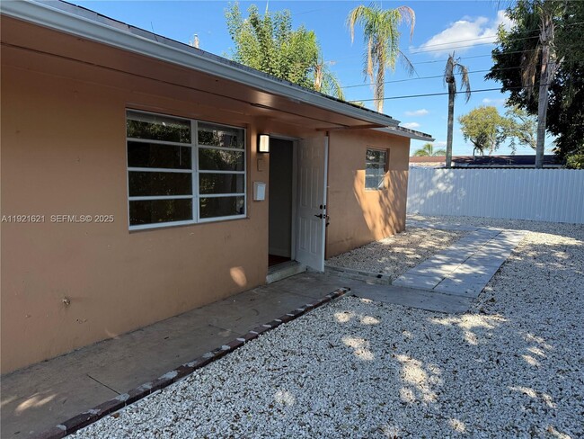 6301 Moseley St in Hollywood, FL - Building Photo - Building Photo