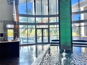 690 SW 1st Ct, Unit 1922 in Miami, FL - Foto de edificio - Building Photo