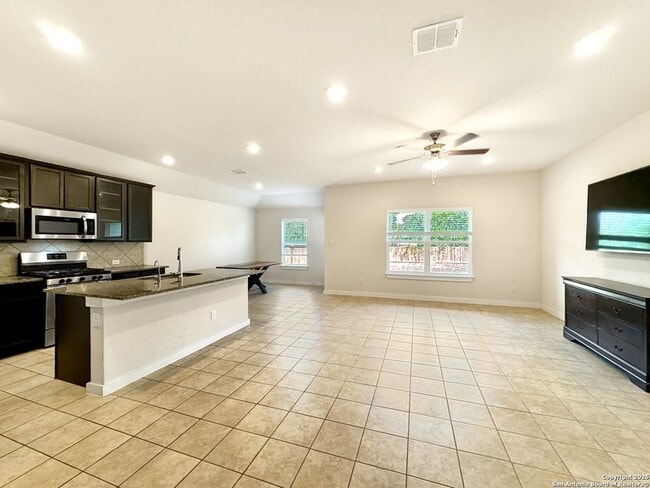 4351 W Vasquez Cir in Converse, TX - Building Photo - Building Photo