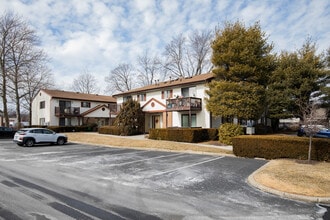 Polo Club in Amityville, NY - Foto de edificio - Building Photo