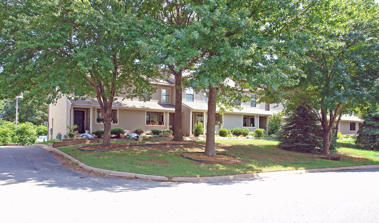 500 Fairway Cir in Springdale, AR - Building Photo