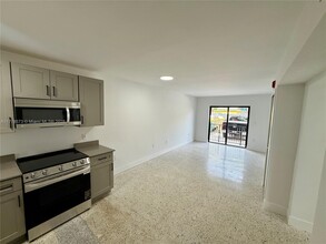 180 NE 57th St in Miami, FL - Foto de edificio - Building Photo