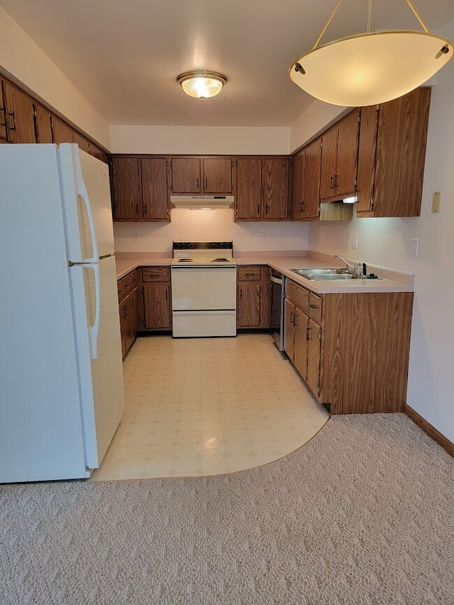 1304 Dewey St, Unit 1304 Dewey St#4 in Kiel, WI - Foto de edificio - Building Photo