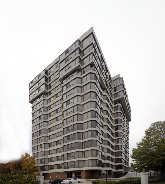 Sheraton Club Condominiums in Mississauga, ON - Building Photo