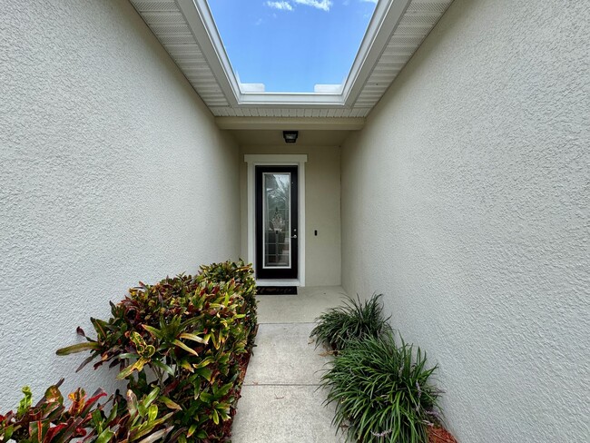 1566 Auburn Hills Ct in Tavares, FL - Foto de edificio - Building Photo