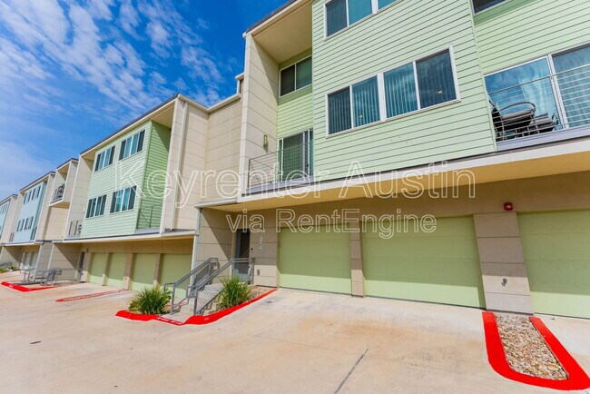 604 N Bluff Dr in Austin, TX - Building Photo - Building Photo