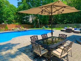 5 Spruce St in East Hampton, NY - Building Photo