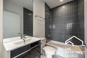 2533 W Fullerton Ave in Chicago, IL - Building Photo - Building Photo