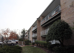 22 Manor Cir in Takoma Park, MD - Foto de edificio - Building Photo