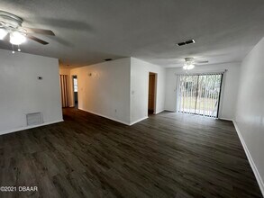 300 Hopkins Ave in Holly Hill, FL - Building Photo - Building Photo