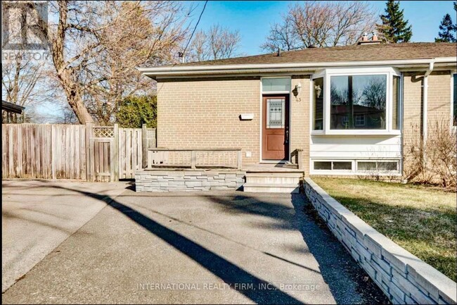 43 Bailey Crescent in Aurora, ON - Building Photo - Building Photo