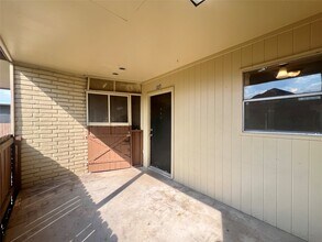 7714 Renwick Dr in Houston, TX - Foto de edificio - Building Photo