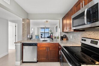 111 Lake Emerald Dr, Unit 401 in Oakland Park, FL - Foto de edificio - Building Photo