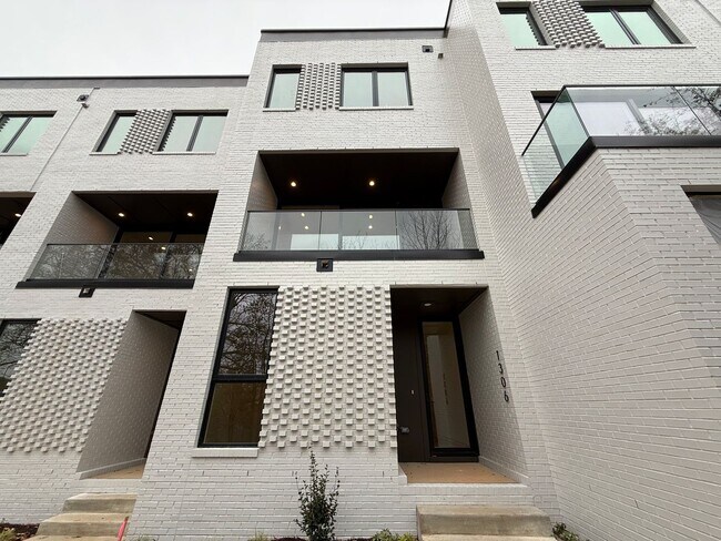 property at 1306 Chamblee Hl Ct