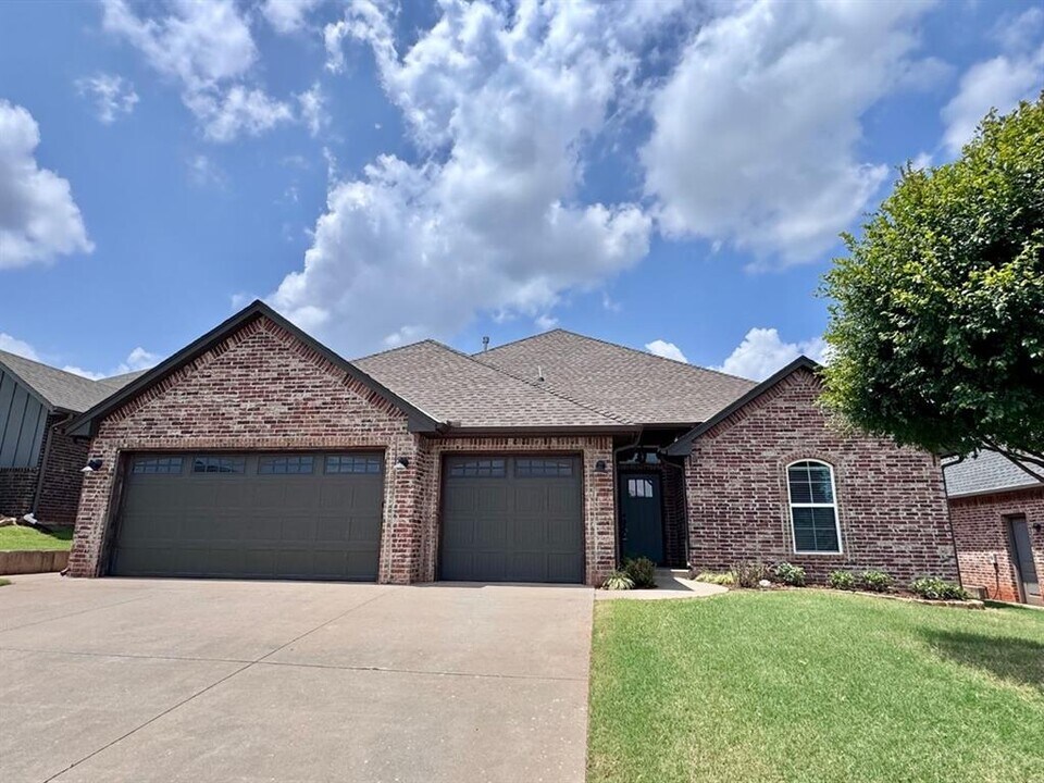 2433 Santa Monica St in Edmond, OK - Foto de edificio
