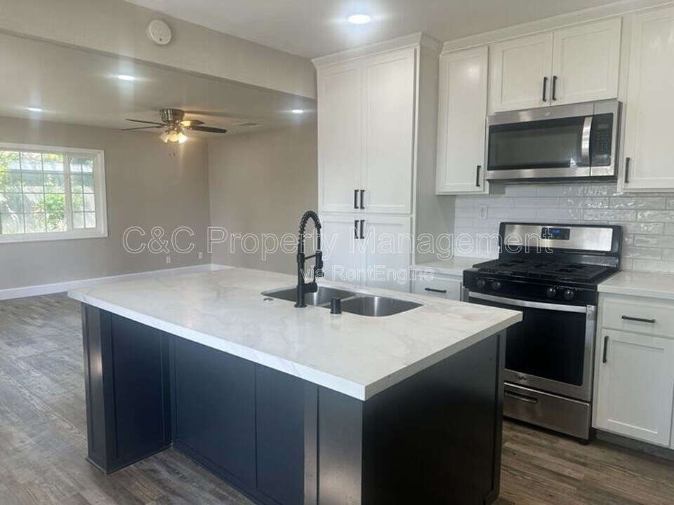 5625 E Bellaire Way in Fresno, CA - Building Photo