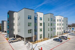 Laurel Creek Apartments in Austin, TX - Building Photo