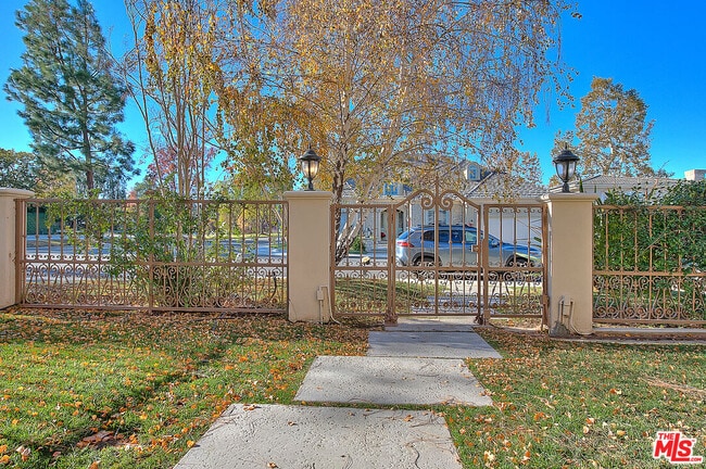 3800 Weatherly Cir in Westlake Village, CA - Building Photo - Building Photo