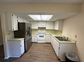 12080 W Belvedere St, Unit E in Crystal River, FL - Building Photo