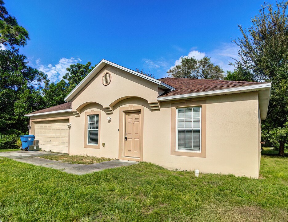 12295 Linden Dr in Spring Hill, FL - Foto de edificio