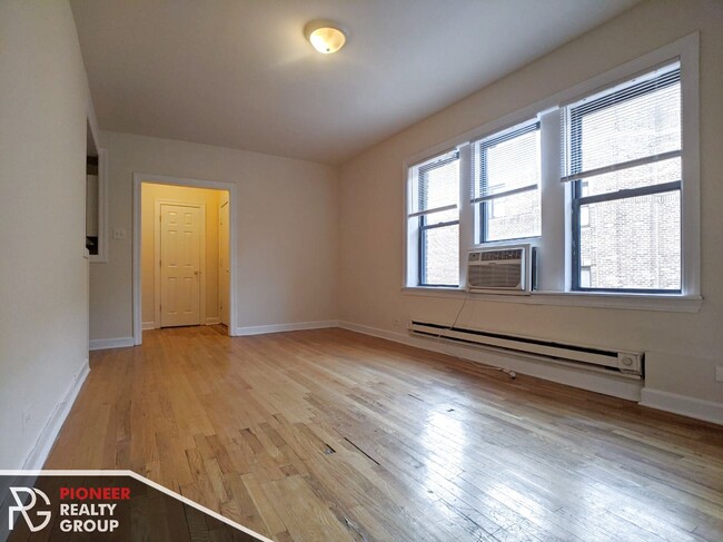 3721 N Pine Grove Ave, Unit #3720.5-E2 in Chicago, IL - Foto de edificio - Building Photo