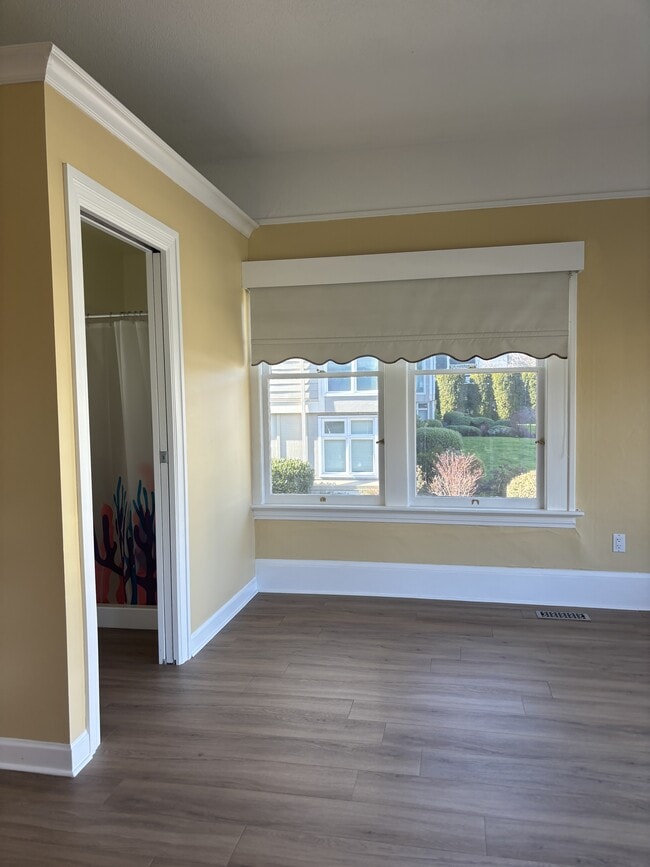 1037 Southgate St in Victoria, BC - Building Photo - Building Photo