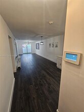 6055 W 19th Ave in Hialeah, FL - Foto de edificio - Building Photo