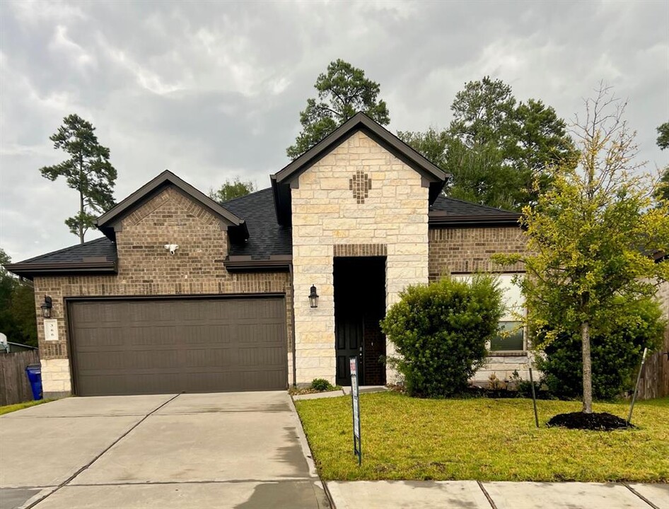366 Pleasant Hl Wy in Conroe, TX - Foto de edificio