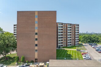Bluebird Apartments in Kitchener, ON - Building Photo - Building Photo