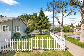 11758 Broadway Ave in Whittier, CA - Foto de edificio - Building Photo