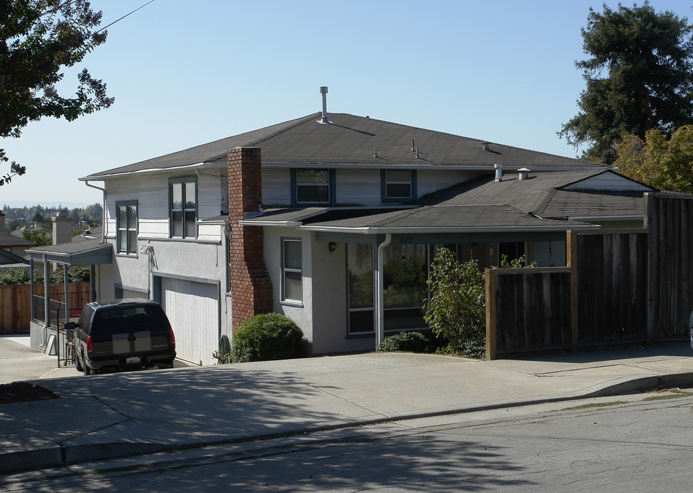 3675 Christensen Ln in Castro Valley, CA - Foto de edificio