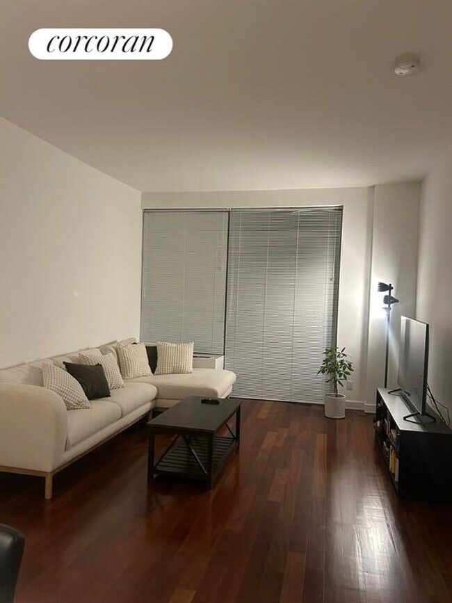 41-17 Crescent St in Queens, NY - Building Photo - Building Photo