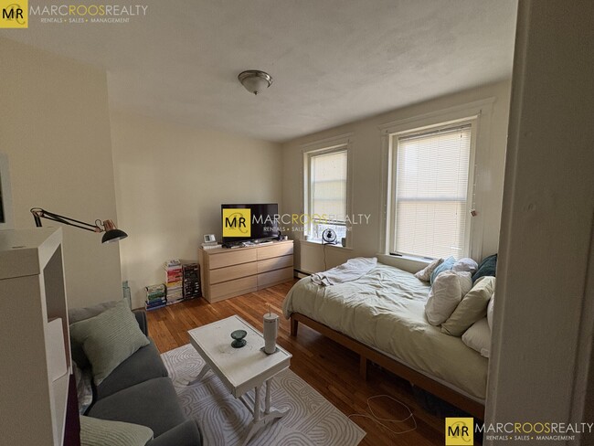 1673 Commonwealth Ave, Unit 14 in Boston, MA - Building Photo - Building Photo