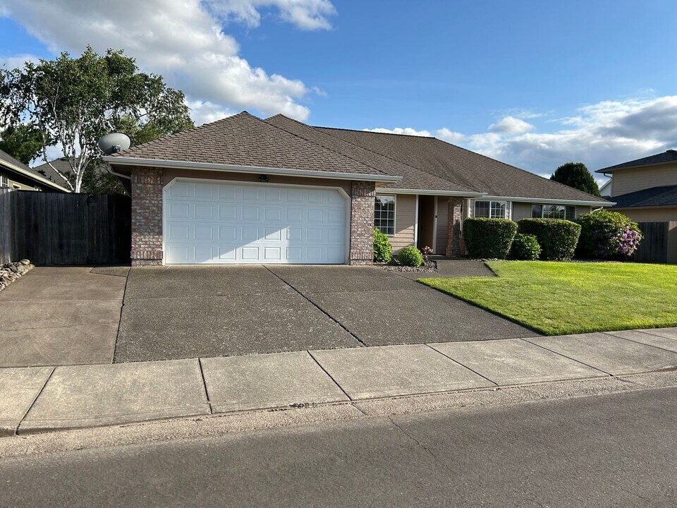 1026 Glazemeadow St NE in Keizer, OR - Building Photo