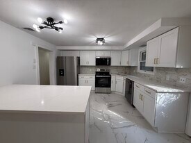 8 Abbott Dr in Jefferson, NJ - Building Photo