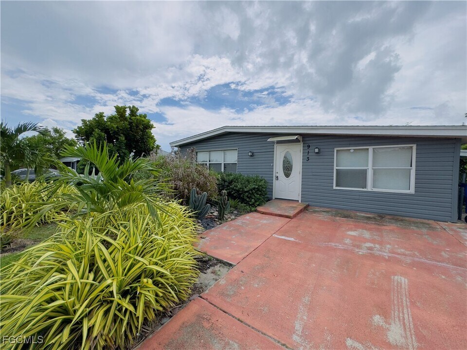 913 Hudson Ave in Lehigh Acres, FL - Building Photo