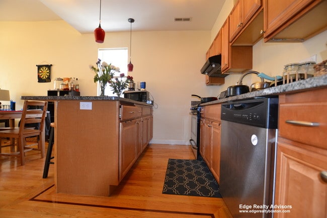 233 Boylston St, Unit 3 in Brookline, MA - Building Photo - Building Photo