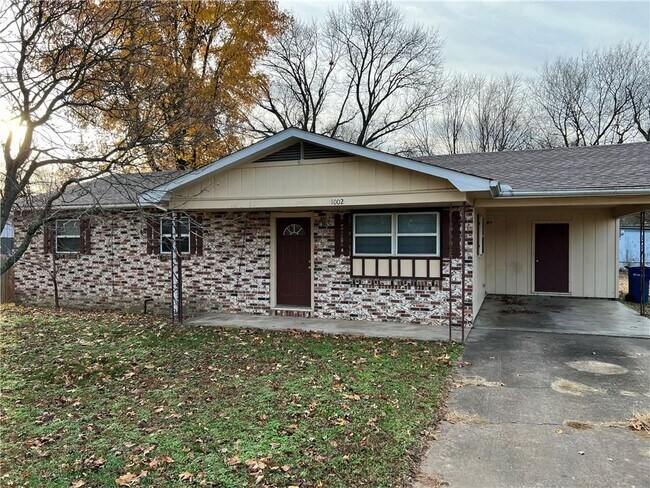 property at 1002 W Jefferson St