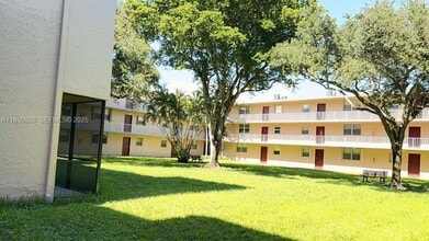 7175 Orange Dr in Davie, FL - Building Photo - Building Photo