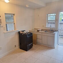 910 Adele St, Unit Apt. 9 in Houston, TX - Building Photo - Building Photo