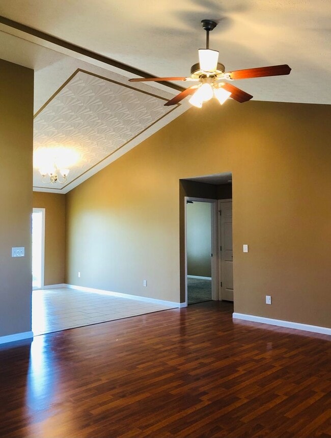 102 Ethan Ct in Vine Grove, KY - Building Photo - Building Photo