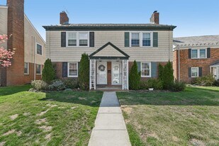 21 Bayview Ct in Manhasset, NY - Building Photo