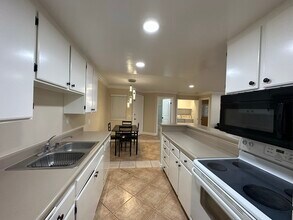 227 Woodland Pky in San Marcos, CA - Foto de edificio - Building Photo