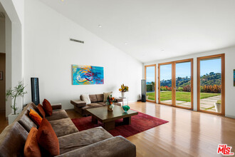 817 Enchanted Way in Los Angeles, CA - Building Photo - Building Photo