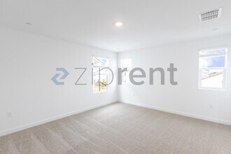 8399 Sinesky Wy in Elk Grove, CA - Building Photo - Building Photo