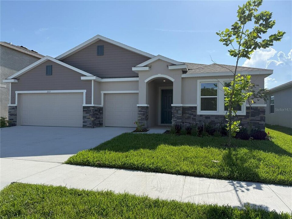 2113 Warren Acrs Blvd in Wesley Chapel, FL - Building Photo
