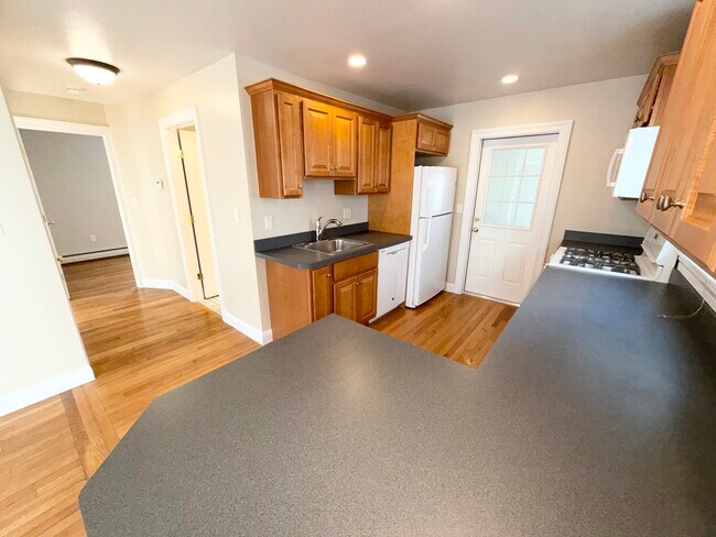 28 Olney St, Unit #1 in Watertown, MA - Building Photo - Building Photo