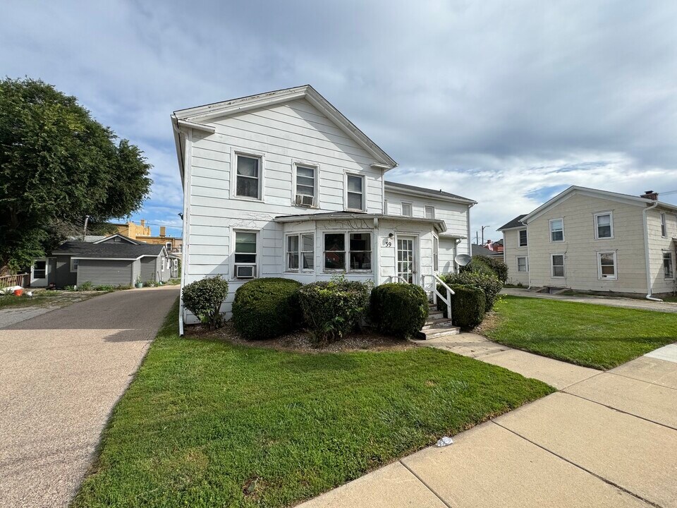 39 E Church St in Sandwich, IL - Building Photo