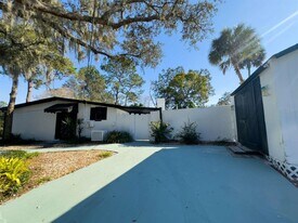 12116 N 52nd St in Temple Terrace, FL - Building Photo